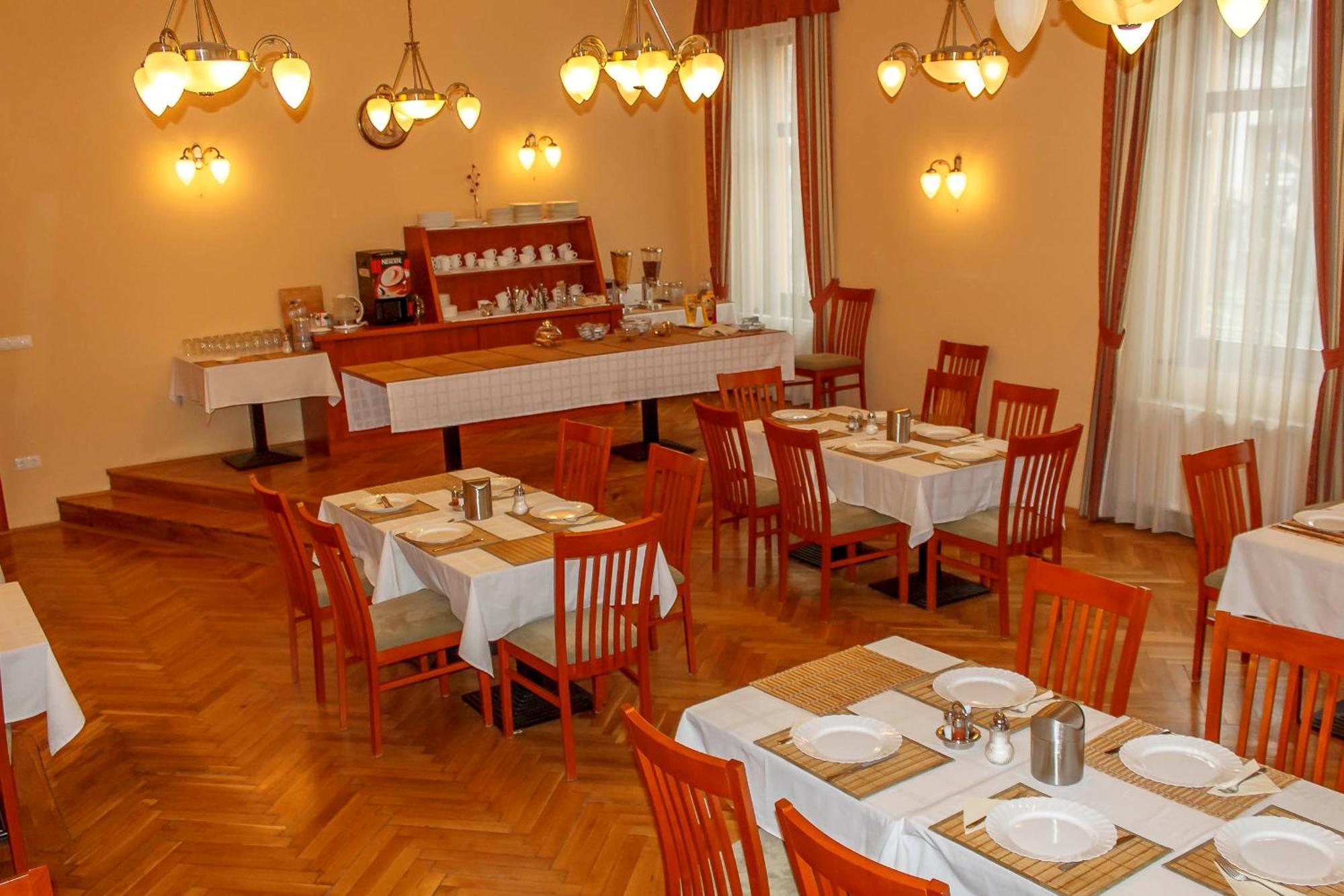 Pannon Hotel Bejelentkezes 20 Oraig, Check-In Until 20 O'Clock, Einchecken Bis 20 Uhr Mohács エクステリア 写真