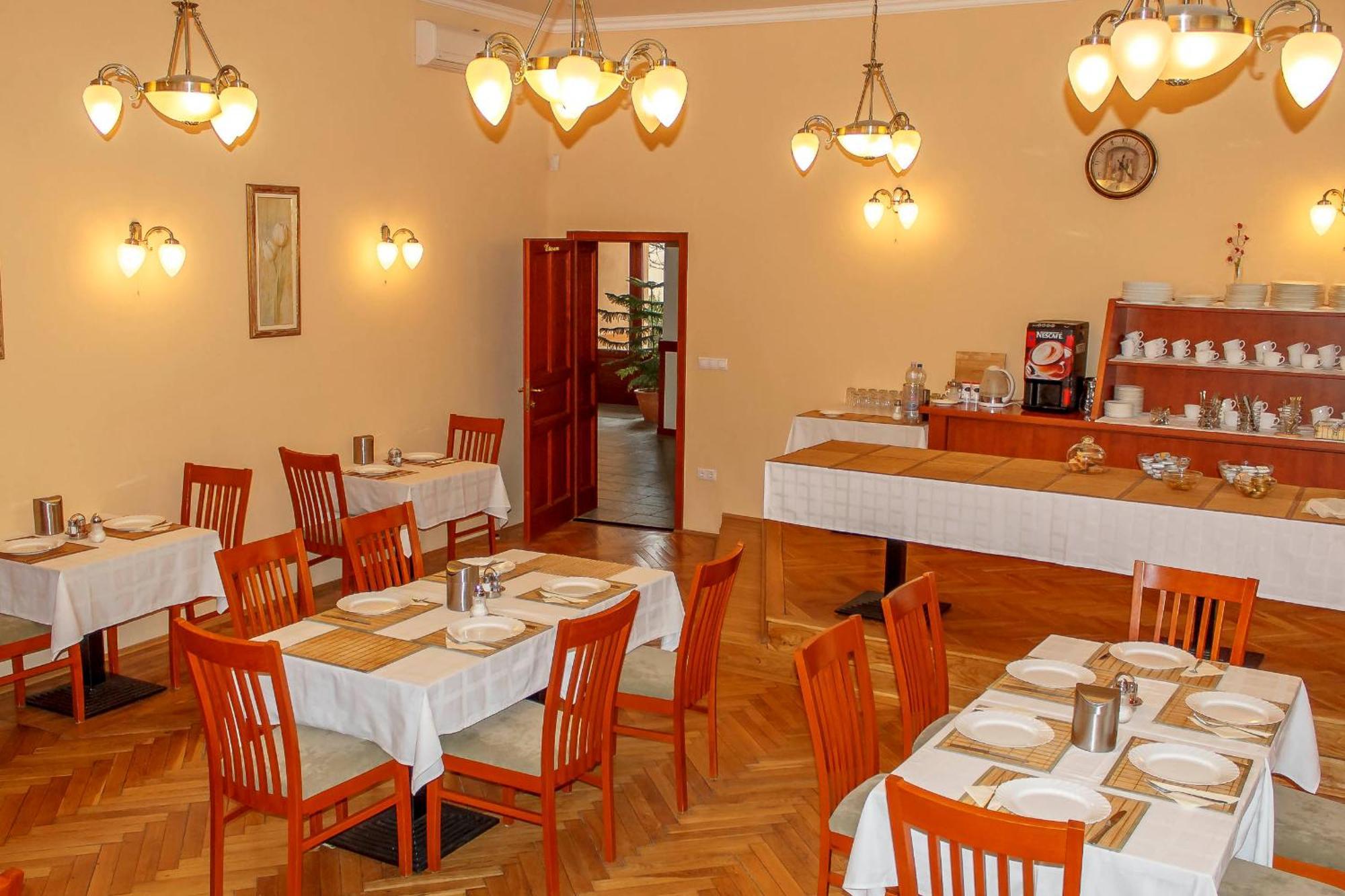 Pannon Hotel Bejelentkezes 20 Oraig, Check-In Until 20 O'Clock, Einchecken Bis 20 Uhr Mohács エクステリア 写真