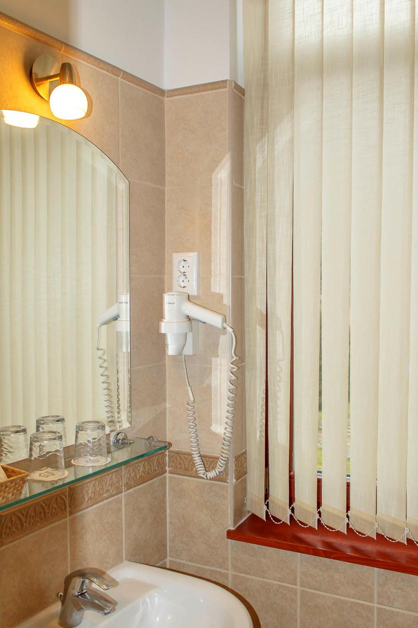 Pannon Hotel Bejelentkezes 20 Oraig, Check-In Until 20 O'Clock, Einchecken Bis 20 Uhr Mohács エクステリア 写真