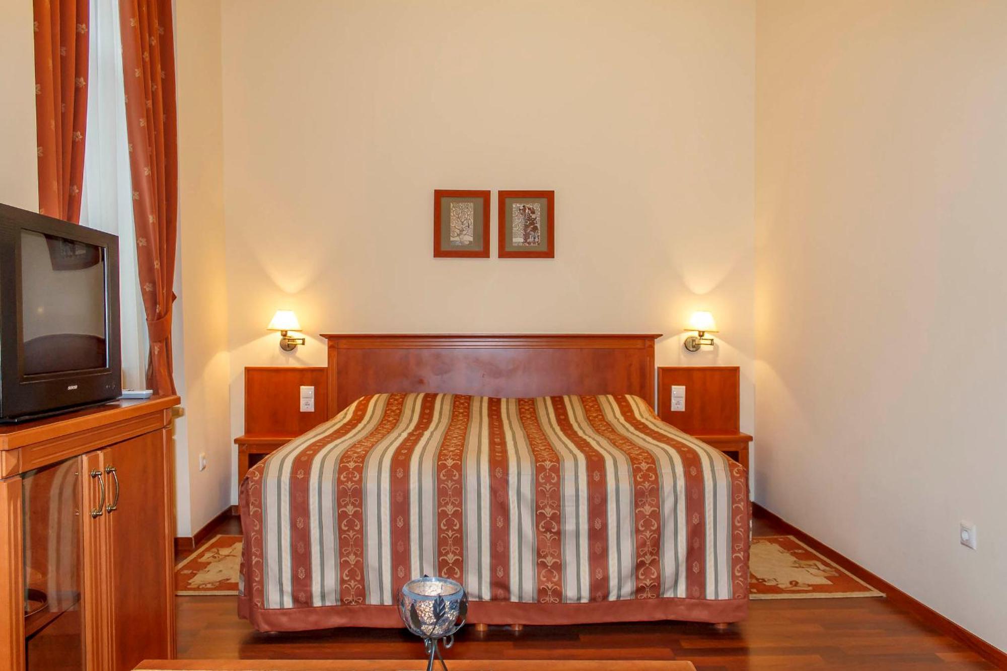 Pannon Hotel Bejelentkezes 20 Oraig, Check-In Until 20 O'Clock, Einchecken Bis 20 Uhr Mohács エクステリア 写真