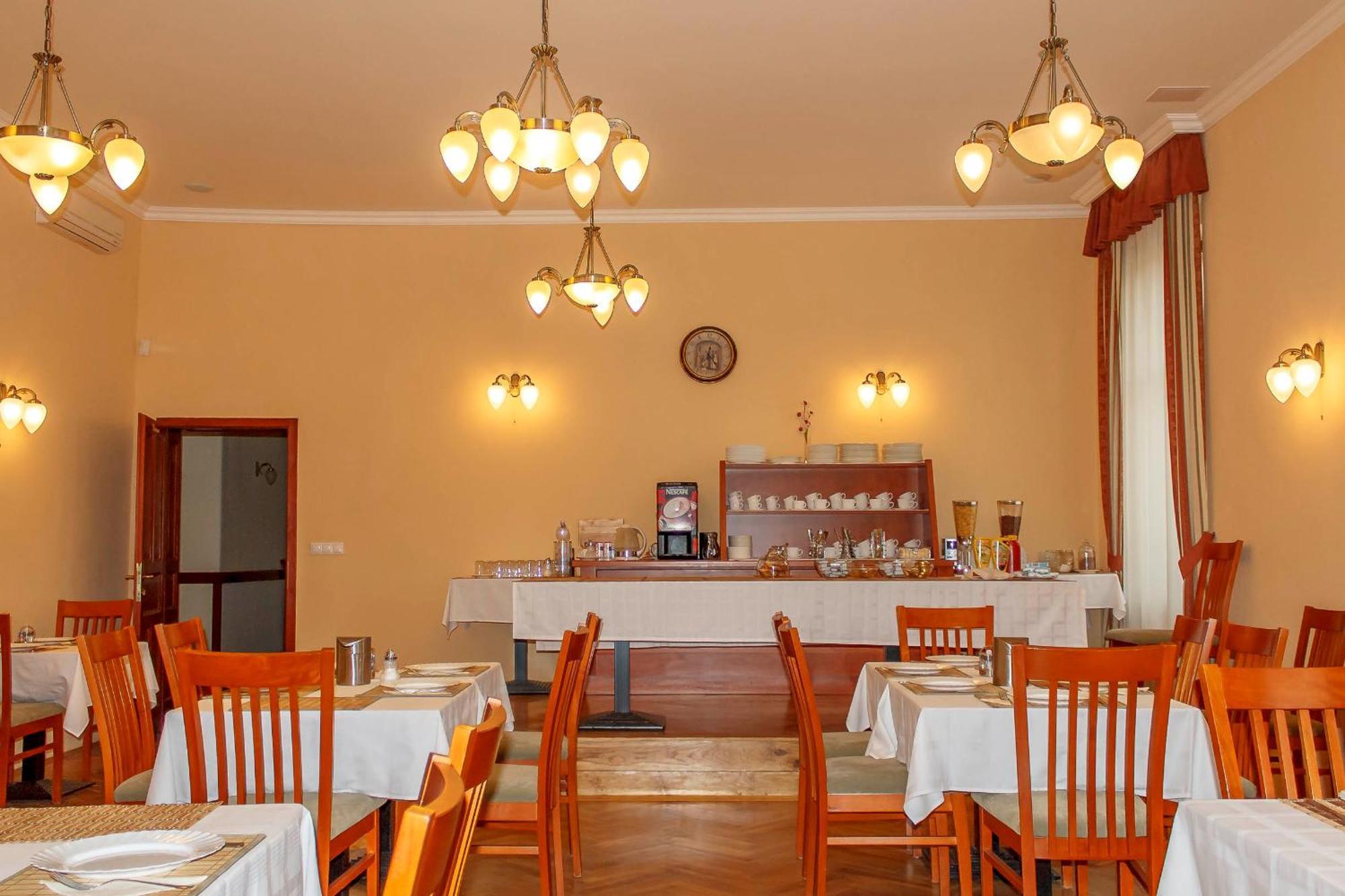 Pannon Hotel Bejelentkezes 20 Oraig, Check-In Until 20 O'Clock, Einchecken Bis 20 Uhr Mohács エクステリア 写真