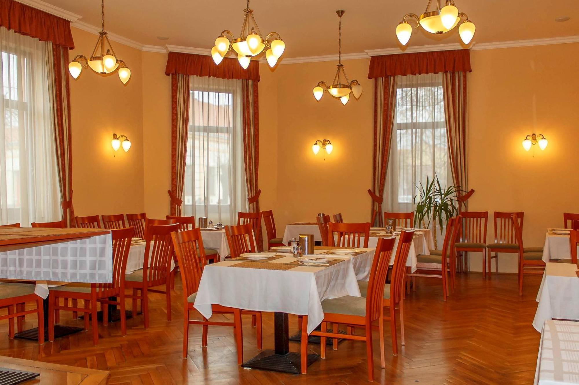 Pannon Hotel Bejelentkezes 20 Oraig, Check-In Until 20 O'Clock, Einchecken Bis 20 Uhr Mohács エクステリア 写真