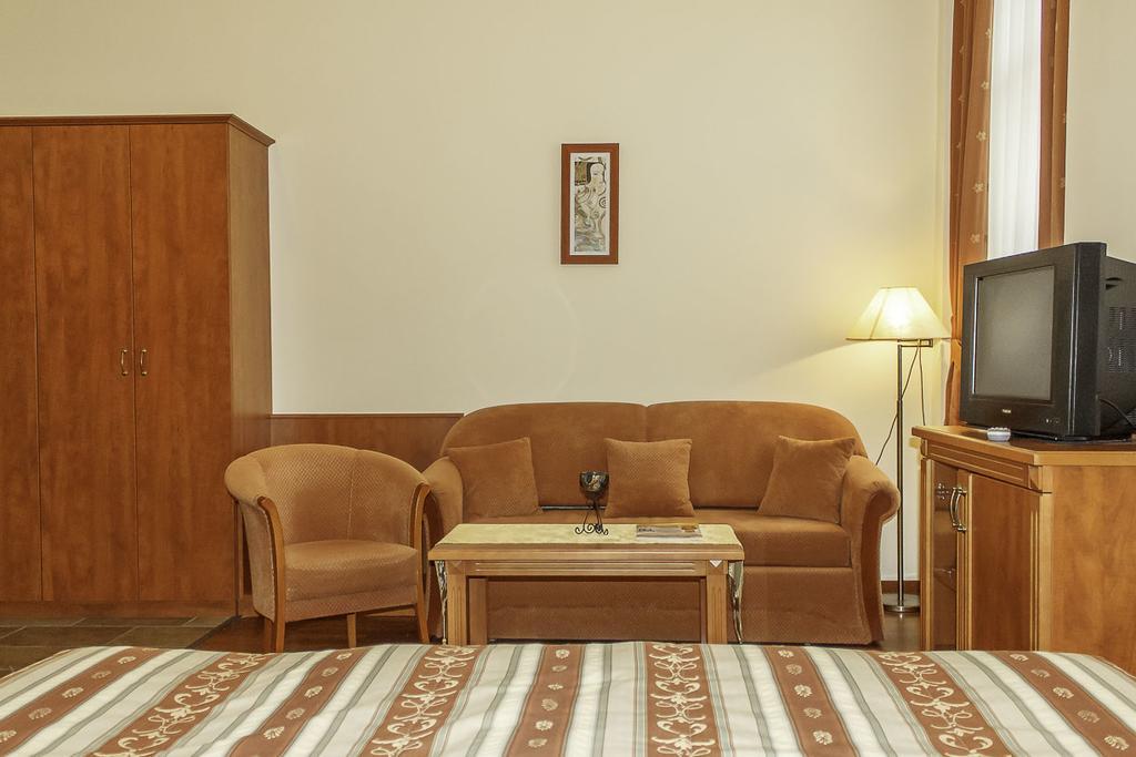 Pannon Hotel Bejelentkezes 20 Oraig, Check-In Until 20 O'Clock, Einchecken Bis 20 Uhr Mohács エクステリア 写真