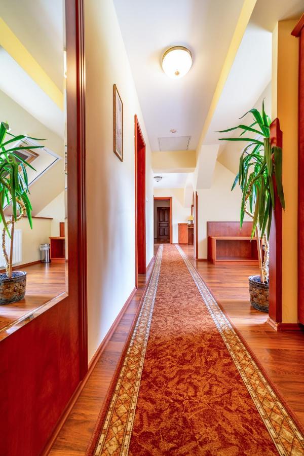 Pannon Hotel Bejelentkezes 20 Oraig, Check-In Until 20 O'Clock, Einchecken Bis 20 Uhr Mohács エクステリア 写真