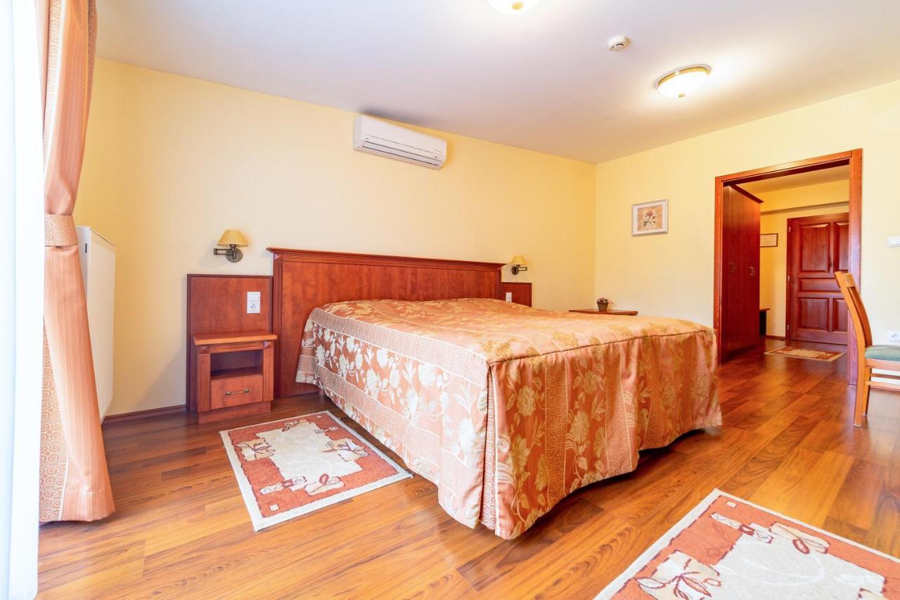Pannon Hotel Bejelentkezes 20 Oraig, Check-In Until 20 O'Clock, Einchecken Bis 20 Uhr Mohács エクステリア 写真